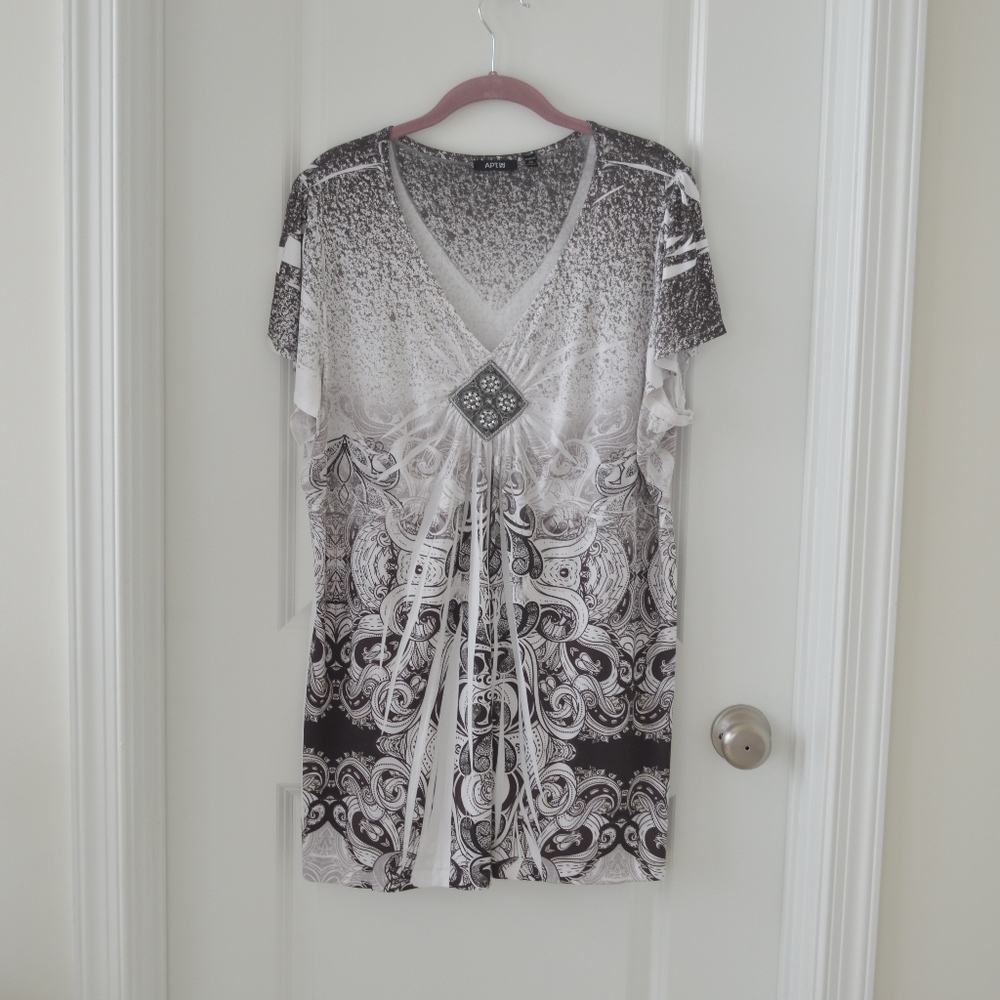 Black and White Swirl Pattern V Neck Shirt